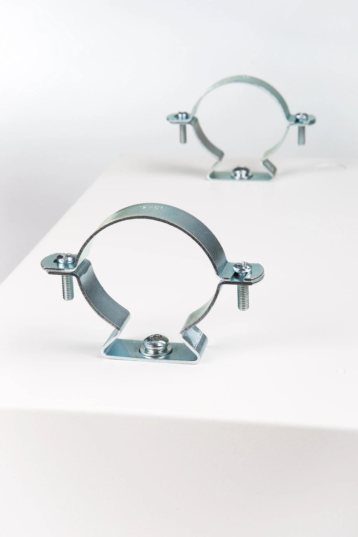 Asennussarja 52 - 61 mm tolppaan Sähköauton laturin telineelle - KarelianStore