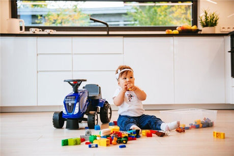 Ride - on traktori peräkärryllä, haravalla ja lapiolla baby New Holland FALK - KarelianStore