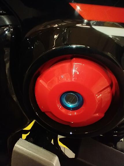 SuperMoto Istuimen lukon ympäröivä muovi vasen - KarelianStore