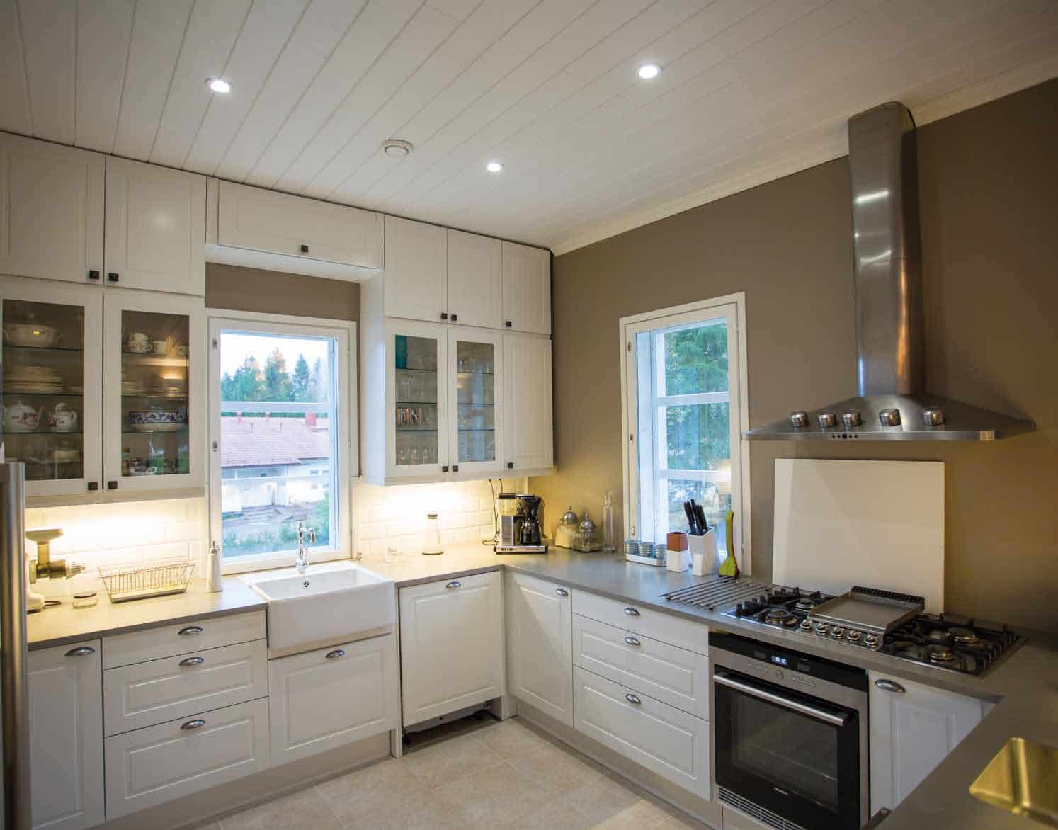 Työpistevalaisin Ensto Ami AL122L 750MM 10W 2os pistorasia - KarelianStore