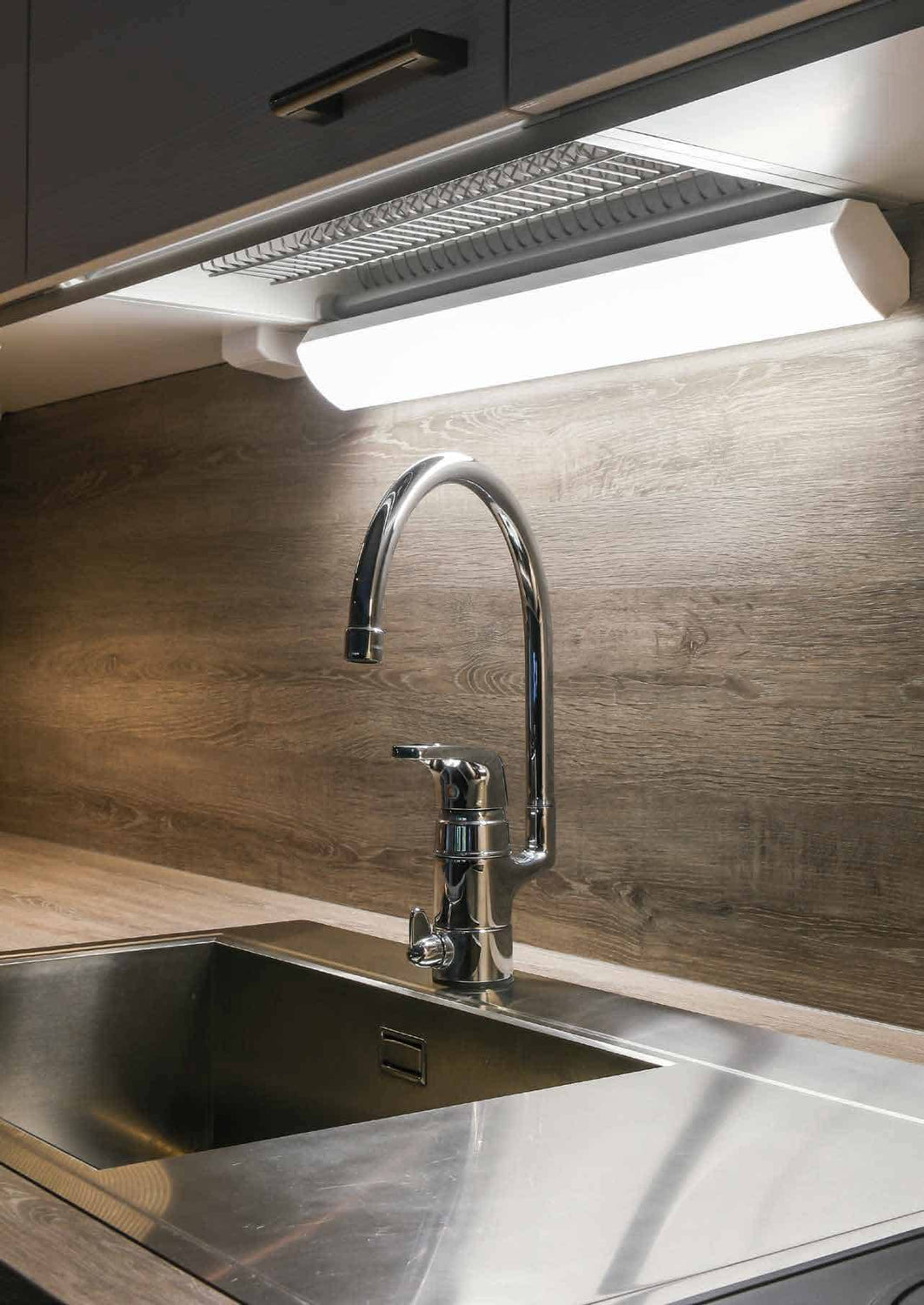 Työpistevalaisin Ensto Ami AL122L 750MM 10W 2os pistorasia - KarelianStore